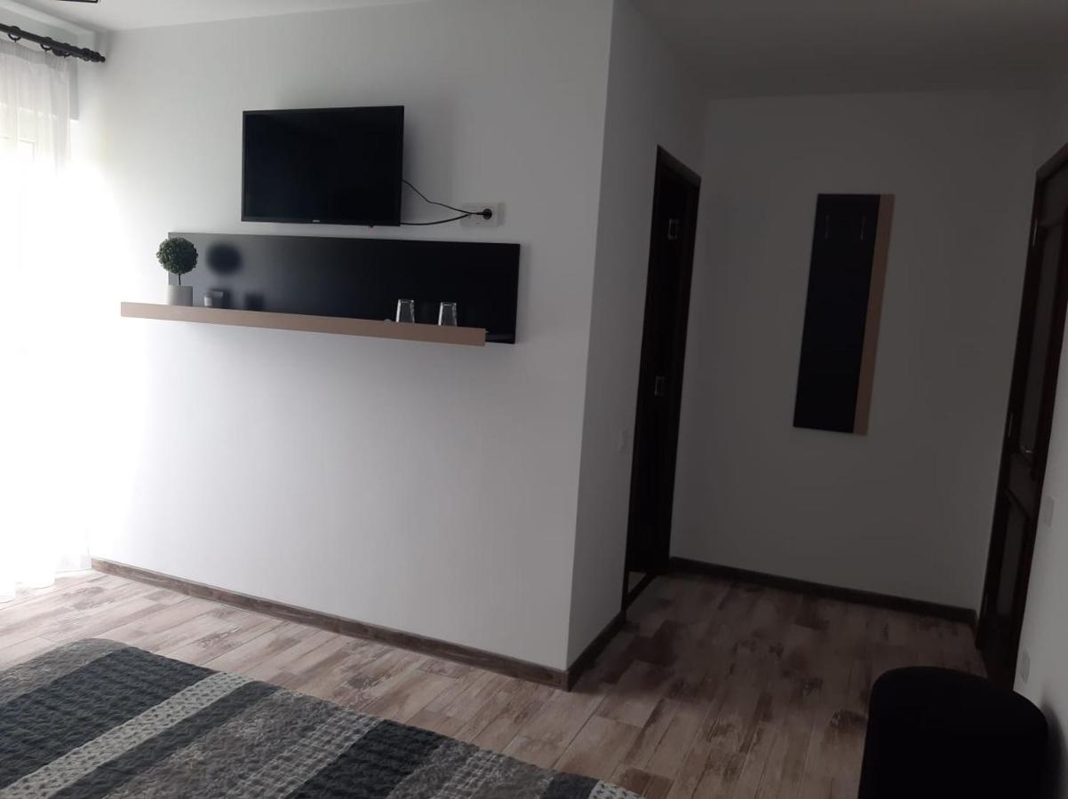 ホテル Casa Dumitru Ceraşul エクステリア 写真
